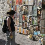 Exposición de pintura en Florian Gate, la puerta de la muralla de Cracovia - Polonia Exposición de pintura en Florian Gate, la puerta de la muralla de Cracovia - Polonia