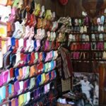 Tienda de pantuflas en la Medina de Marrakech en Marruecos