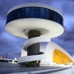 Centro Cultural Niemeyer de Avilés en Asturias al anochecer