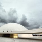 Cúpula del Cultural Cultural Niemeyer de Avilés en Asturias al anochecer
