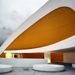 Auditorio del Centro Cultural Niemeyer de Avilés en Asturias al anochecer