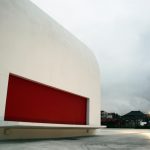 Escenario exterior del Auditorio del Centro Cultural Niemeyer de Avilés en Asturias al anochecer