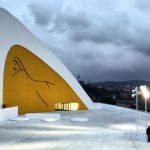 Auditorio del Centro Cultural Niemeyer de Avilés en Asturias al anochecer