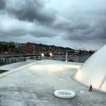 Cúpula del Centro Cultural Niemeyer de Avilés en Asturias al anochecer