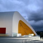 Auditorio del Centro Cultural Niemeyer de Avilés en Asturias al anochecer