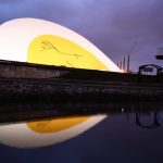 Auditorio del Centro Cultural Niemeyer de Avilés en Asturias al anochecer