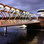 Puente de acceso al Centro Cultural Niemeyer de Avilés en Asturias al anochecer