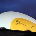 Auditorio del Centro Cultural Niemeyer de Avilés en Asturias al anochecer
