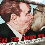 Pintura mural en el Muro East Side Gallery en Berlín