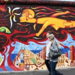 Pintura mural en el Muro East Side Gallery en Berlín