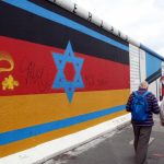 Pintura mural en el Muro East Side Gallery en Berlín