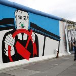 Pintura mural en el Muro East Side Gallery en Berlín