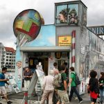 Tienda de souvenirs en el Muro East Side Gallery en Berlín