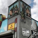 Pinturas en la tienda de souvenirs en el Muro East Side Gallery en Berlín