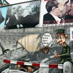 Pintura mural en el Muro East Side Gallery en Berlín