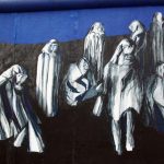 Pintura mural en el Muro East Side Gallery en Berlín