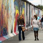 Pinturas murales en el Muro East Side Gallery en Berlín