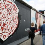 Pinturas murales en el Muro East Side Gallery en Berlín