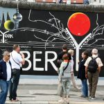 Ambiente turístico en la calle Mühlenstraße ante el Muro East Side Gallery en Berlín