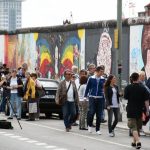 Ambiente turístico en la calle Mühlenstraße ante el Muro East Side Gallery en Berlín