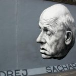 Pinturas murales en el Muro East Side Gallery en Berlín