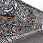 Pinturas murales en el Muro East Side Gallery en Berlín