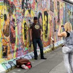 Turistas ante el Muro East Side Gallery en Berlín