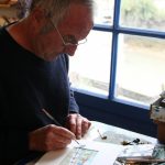Artista en su tienda de Chateau d´Oléron en la isla de Oléron en Francia