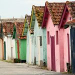 Coloridas casas en el puerto de Chateau d´Oléron en la isla de Oléron en Francia