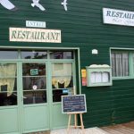 Restaurante en el puerto de Chateau d´Oléron en la isla de Oléron en Francia