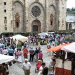 Ambiente del Mercado Medieval de Mondoñedo en la plaza de la Catedral en Galicia
