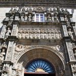 Pórtico del Hostal de los Reyes Católicos en Santiago de Compostela en Galicia