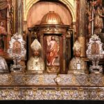 Relicarios sobre el altar mayor de la Catedral de Tarazona en Aragón