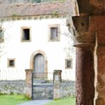 Pórtico de la iglesia de San Salvador de Valdediós en Asturias
