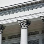 Columnas clásicas en la fachada de la Catedral de Helsinki
