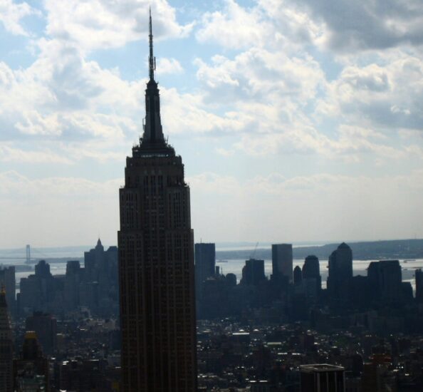 Vistas panorámicas del Empire State Building desde el mirador Top of the Rock en Nueva York