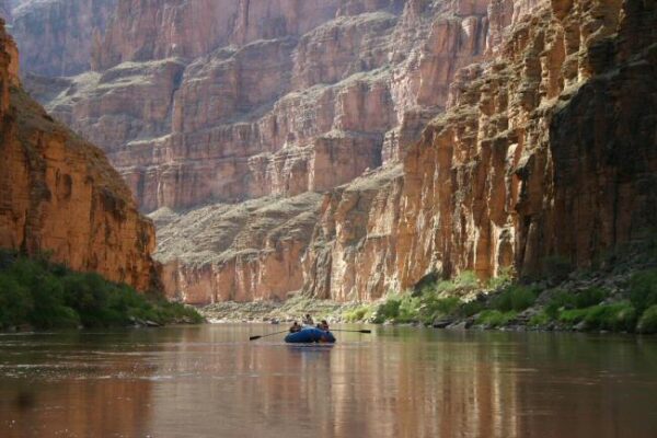 Rafting en aguas tranquilas por el Gran Cañón del Colorado