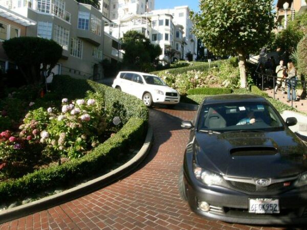 Empinadas curvas en la famosa calle Lombard de San Francisco - Estados Unidos