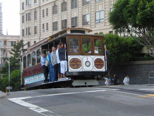 Tranvía de cable circulando por las cuestas de San Francisco - Estados Unidos