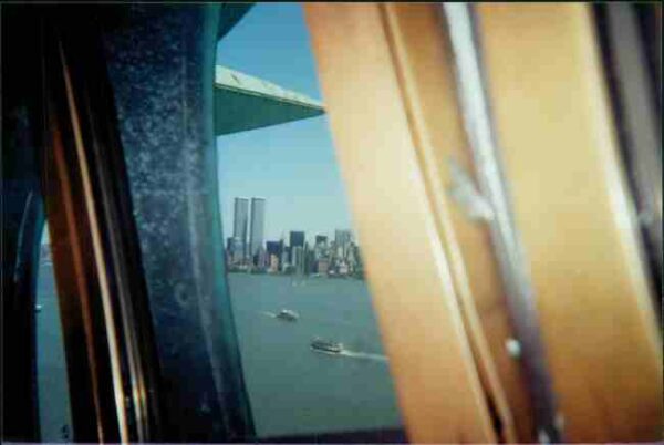 Vistas de Manhattan desde la Corona de la Estatua de la Libertad en Nueva York - Autor: Greta Mansour