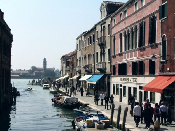 Isla de Murano en la Laguna de Venecia - Italia
