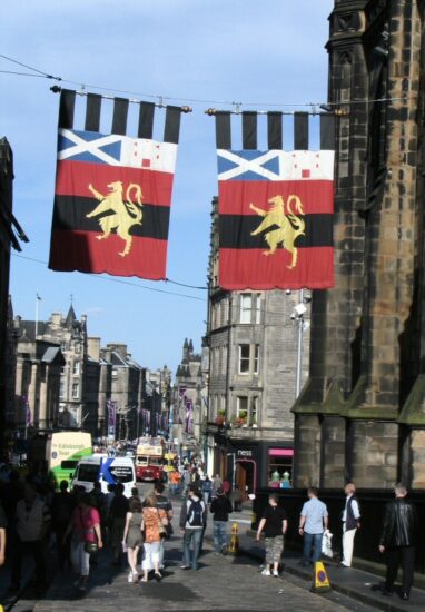 Royal Mile en la ciudad medieval de Edimburgo - Escocia