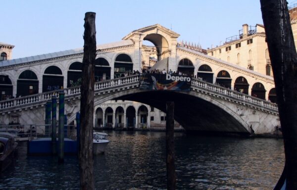 Puente de Rialto en el Gran Canal de Venecia 