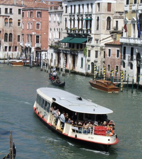 Transporte en vaporetto por los canales de Venecia - Italia