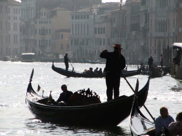 Paseo en góndola por el Gran Canal de Venecia - Italia
