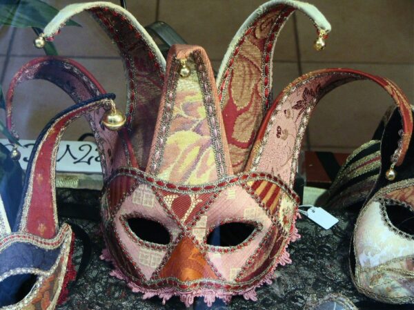 Máscara de carnaval en tienda de artesanía de Venecia - Italia