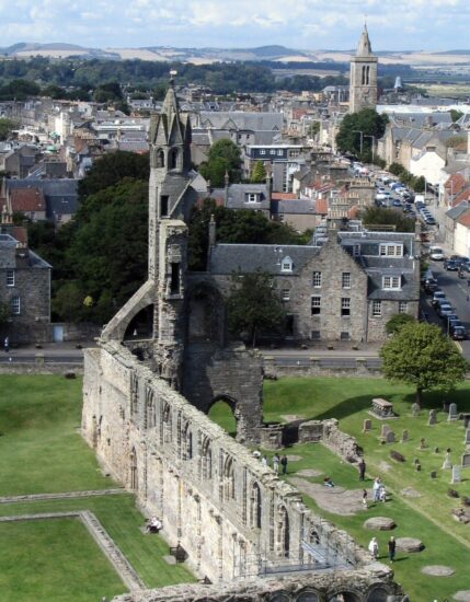 Vistas panorámicas de las ruinas de la catedral de St Andrews - Escocia