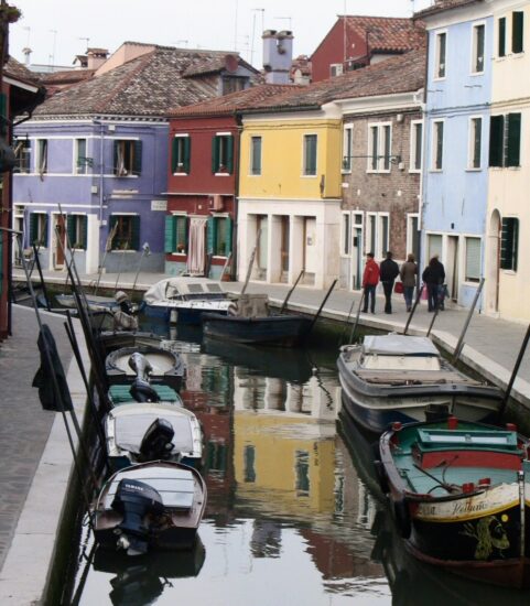 Casas con fachadas coloridas en la isla de Burano en Venecia - Italia