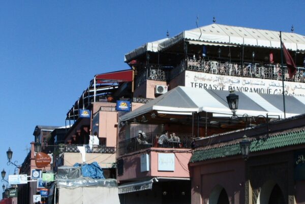 Miradores desde terrazas de restaurantes en la Plaza Jemaa El Fna de Marrakech - Marruecos