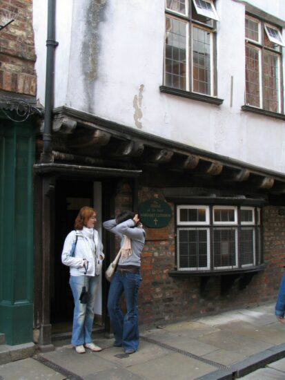 Fachadas inclinadas en las casas de la calle medieval The Shambles de York en Inglaterra